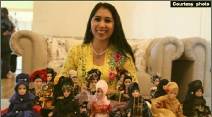 Lusia Kiroyan dan boneka-boneka yang pakaiannya dihasilkan oleh 150 perempuan narapidana.(foto: dok. pribadi)