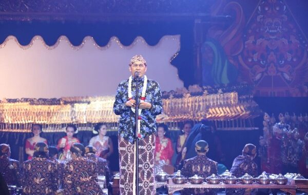 Plt Walikota Cimahi Ngatiyana saat memberikan sambutan di malam puncak HUT Kota Cimahi ke 21 (Foto poskota.co.id